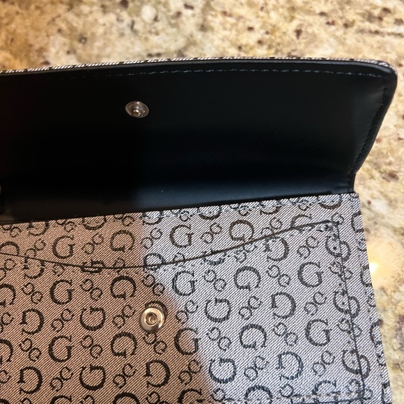 GUESS BAG AND MATCHING WALLET - Picture 9 of 9